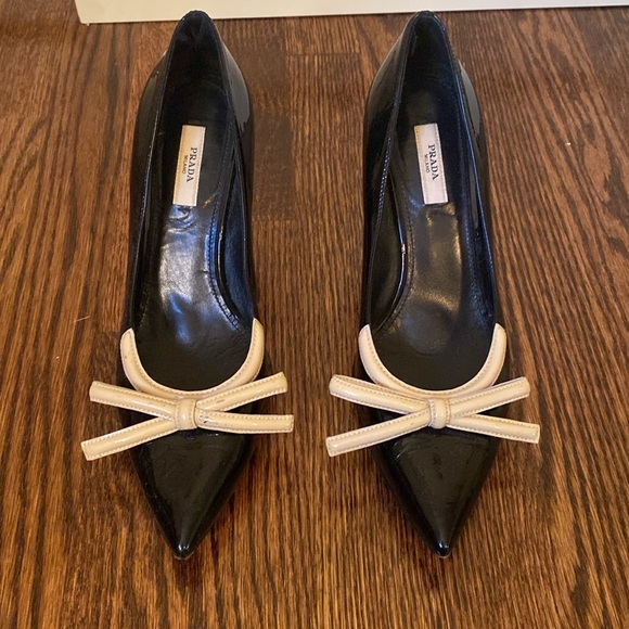 Prada patent leather pumps with demure bow detail - Picture 2 of 6
